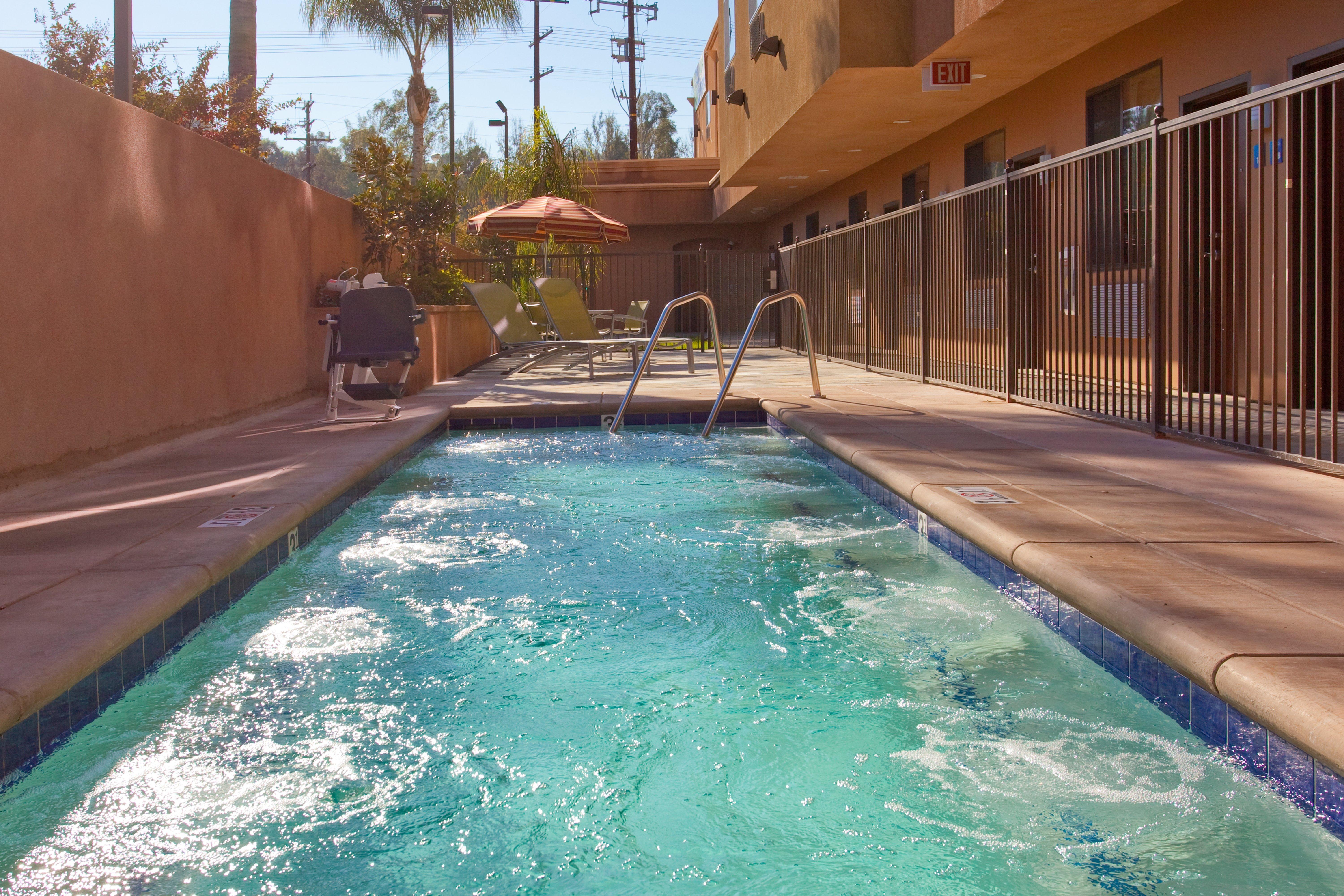 Holiday Inn Express Hotel & Suites Woodland Hills By Ihg Los Angeles Exteriör bild