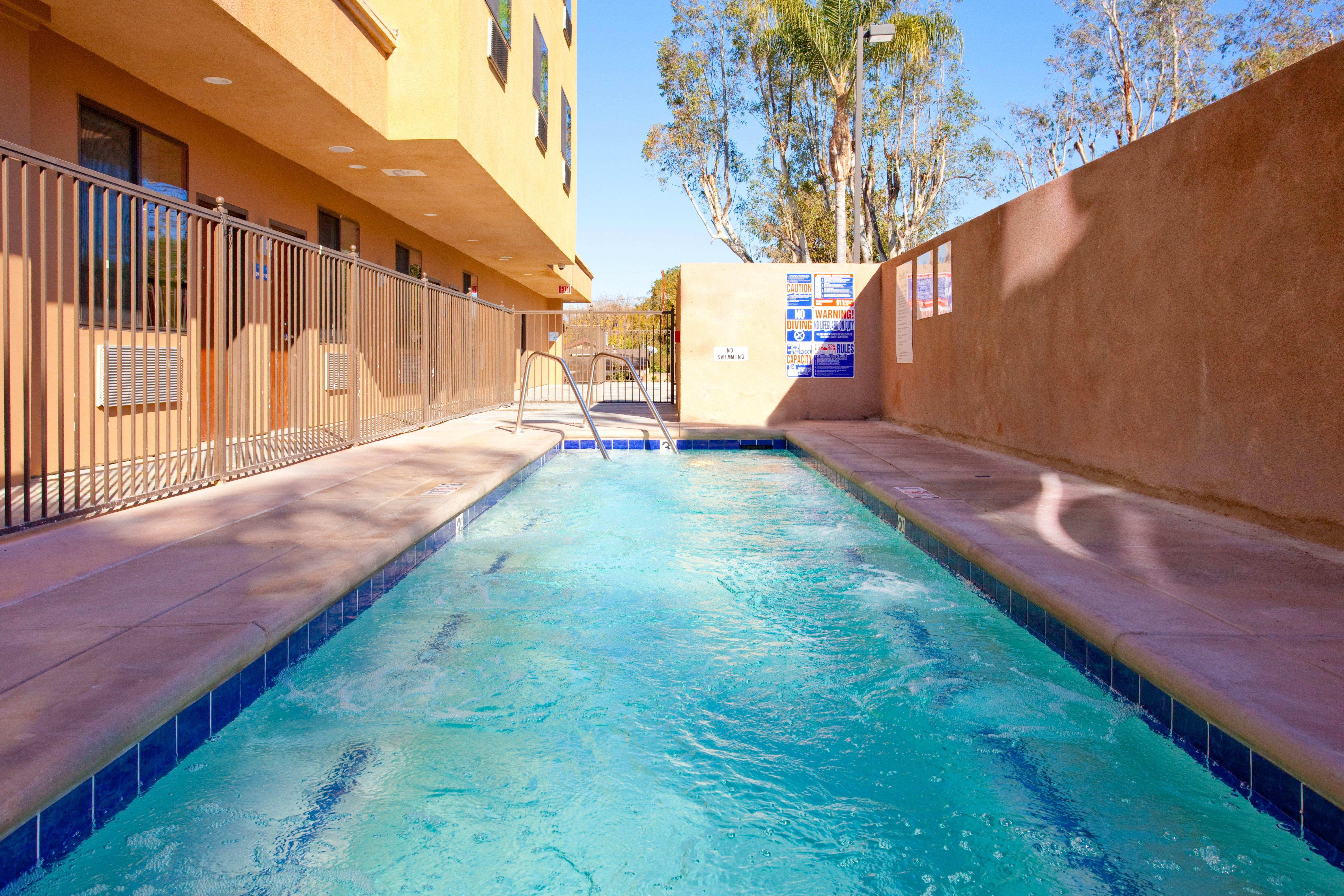 Holiday Inn Express Hotel & Suites Woodland Hills By Ihg Los Angeles Exteriör bild
